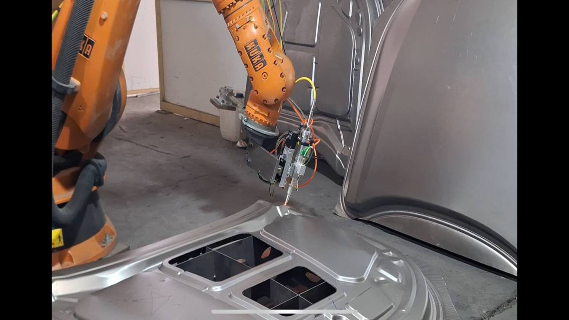 Robotic 3D Laser Cutting Cell